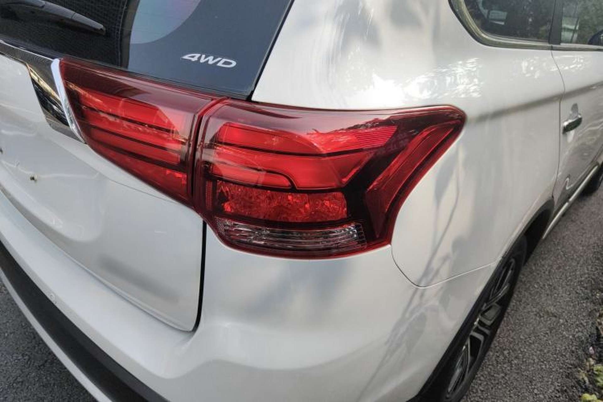 Used Mitsubishi Outlander 2016 2.4L 4x4 Luxury Edition 7-Seater Exterior 6