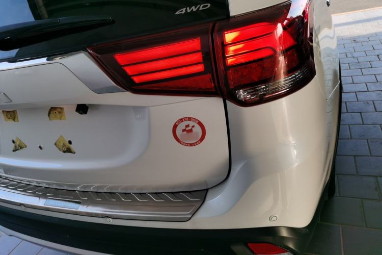 Used Mitsubishi Outlander 2016 2.4L 4x4 Elite Edition 7-Seater Exterior 6