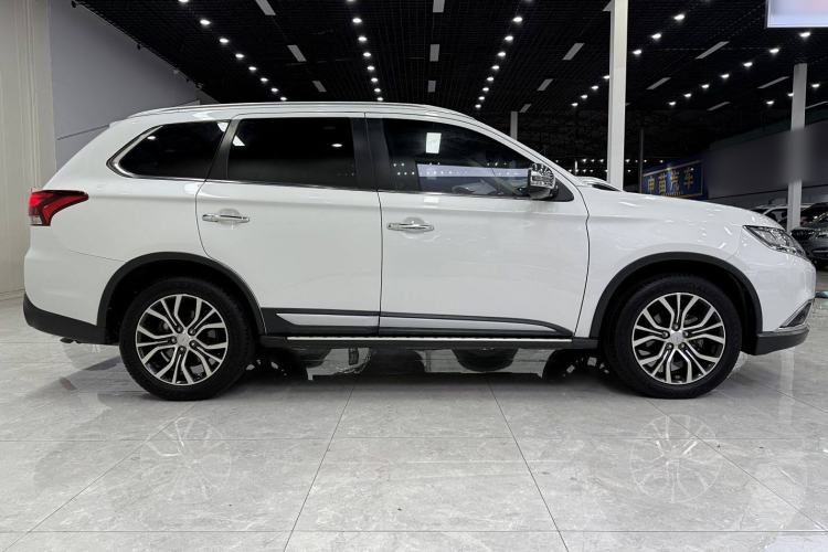 Used Mitsubishi Outlander 2016 2.4L 4x4 Elite Edition 7-Seater Exterior 6