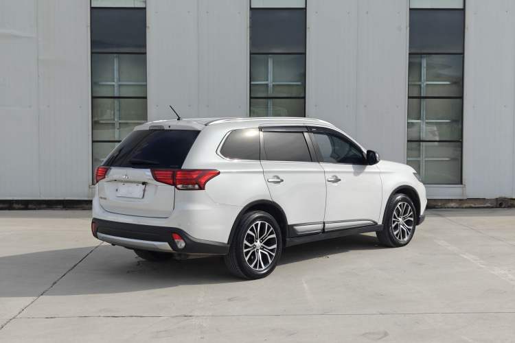Used Mitsubishi Outlander 2016 2.4L 4x4 Elite Edition 5 Seats Exterior 6