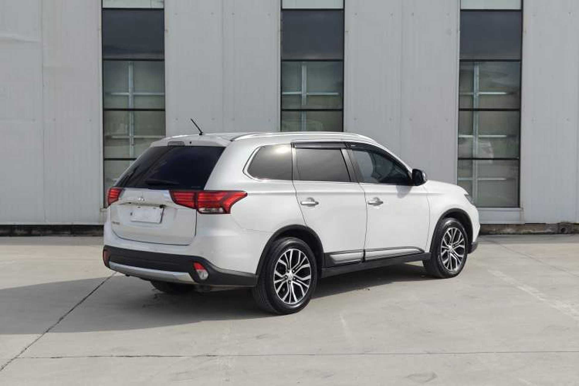 Used Mitsubishi Outlander 2016 2.4L 4x4 Elite Edition 5 Seats Exterior 6