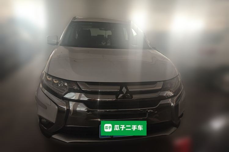 Used Mitsubishi Outlander 2016 2.4L 4x4 Luxury Edition 7-Seater Front