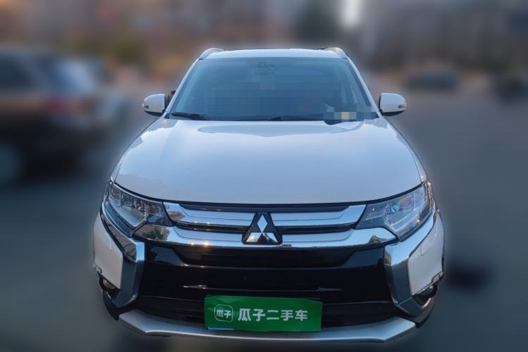 Used Mitsubishi Outlander 2016 2.4L 4x4 Luxury Edition 7-Seater Front