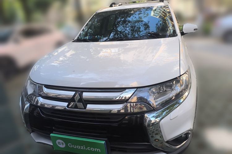 Used Mitsubishi Outlander 2016 2.4L 4x4 Luxury Edition 7-Seater Front