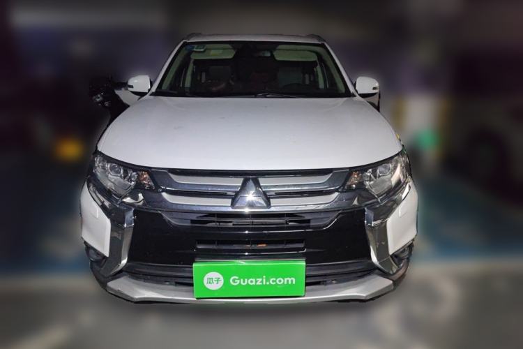Used Mitsubishi Outlander 2016 2.4L 4x4 Luxury Edition 7-Seater Front