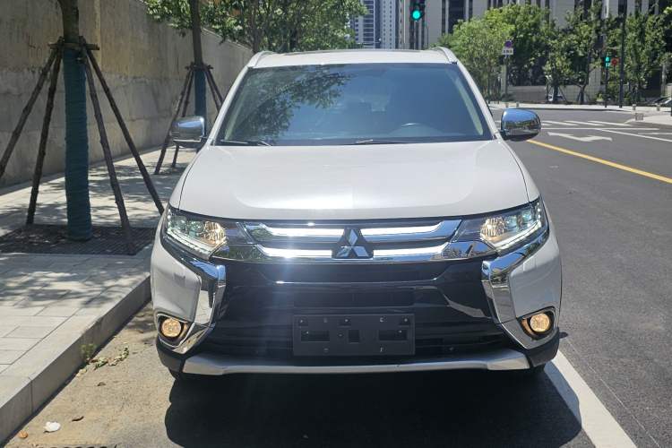 Used Mitsubishi Outlander 2016 2.4L 4x4 Elite Edition 7-Seater Front