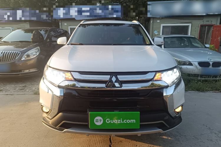 Used Mitsubishi Outlander 2016 2.4L 4x4 Luxury Edition 7-Seater Front