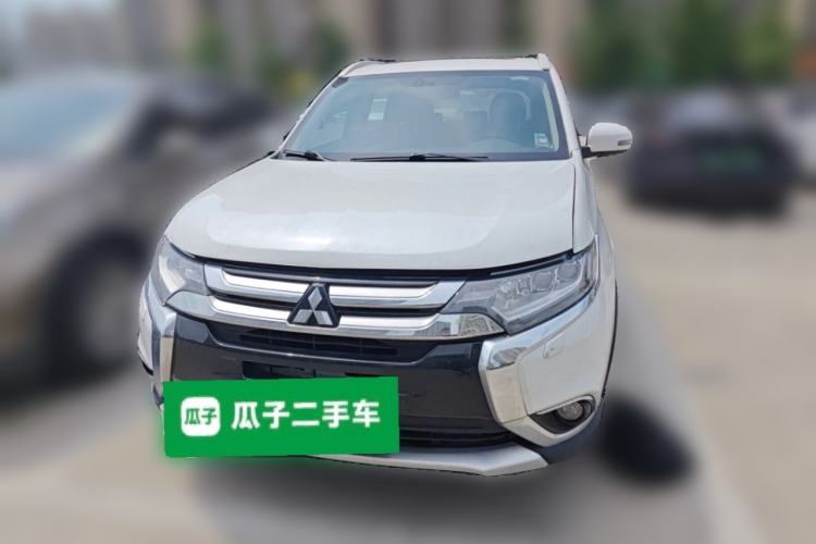 Used Mitsubishi Outlander 2016 2.4L 4x4 Luxury Edition 7-Seater Front