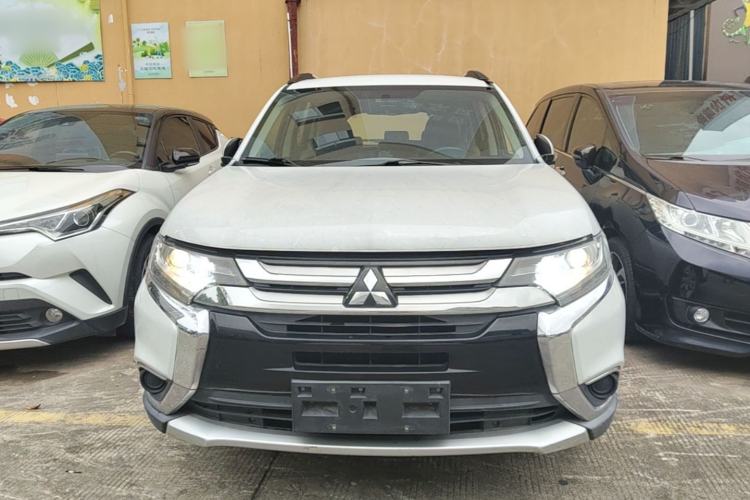 Used Mitsubishi Outlander 2016 2.0L Two-Wheel Drive Fashion Edition 5 Seats Front