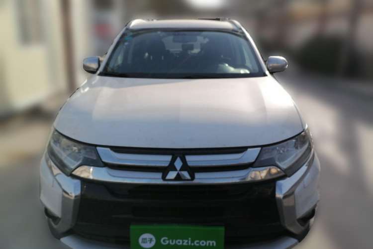 Used Mitsubishi Outlander 2016 2.4L 4x4 Elite Edition 7-Seater Front