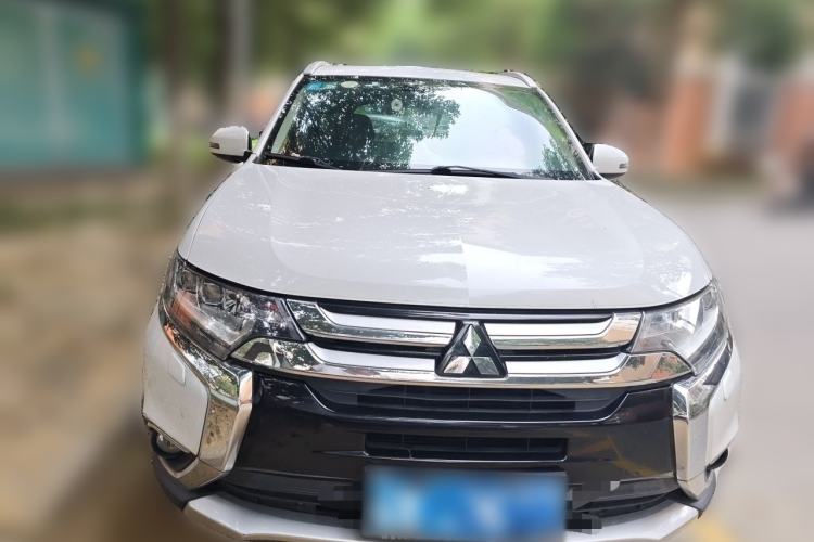 Used Mitsubishi Outlander 2016 2.4L 4x4 Luxury Edition 7-Seater Front