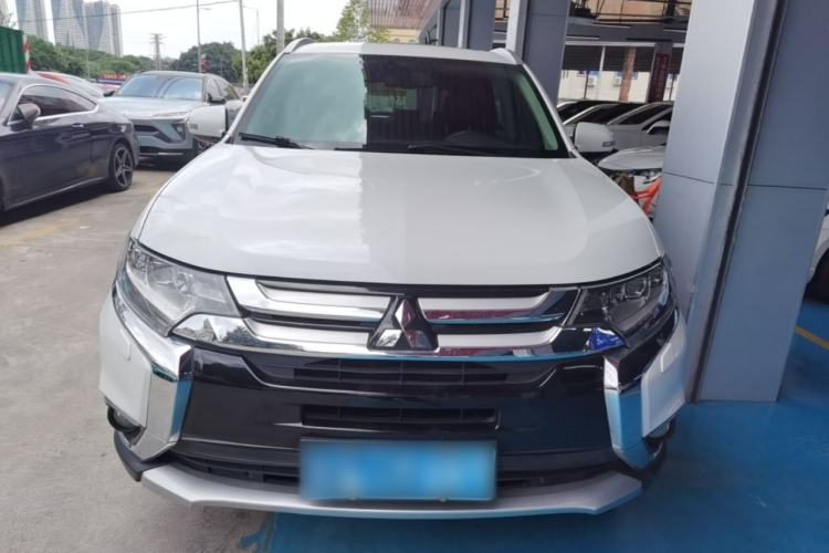 Used Mitsubishi Outlander 2016 2.4L 4x4 Luxury Edition 7-Seater Front