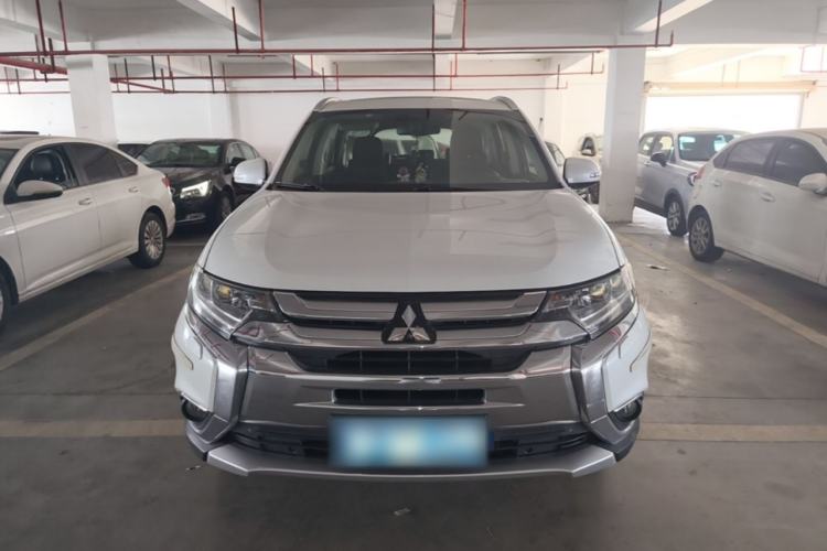 Used Mitsubishi Outlander 2016 2.4L 4x4 Luxury Edition 7-Seater Front