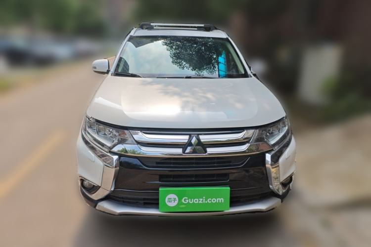 Used Mitsubishi Outlander 2016 2.4L 4x4 Luxury Edition 7-Seater Front