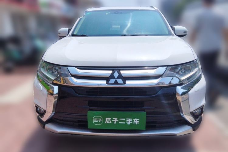 Used Mitsubishi Outlander 2016 2.4L 4x4 Luxury Edition 7-Seater Front