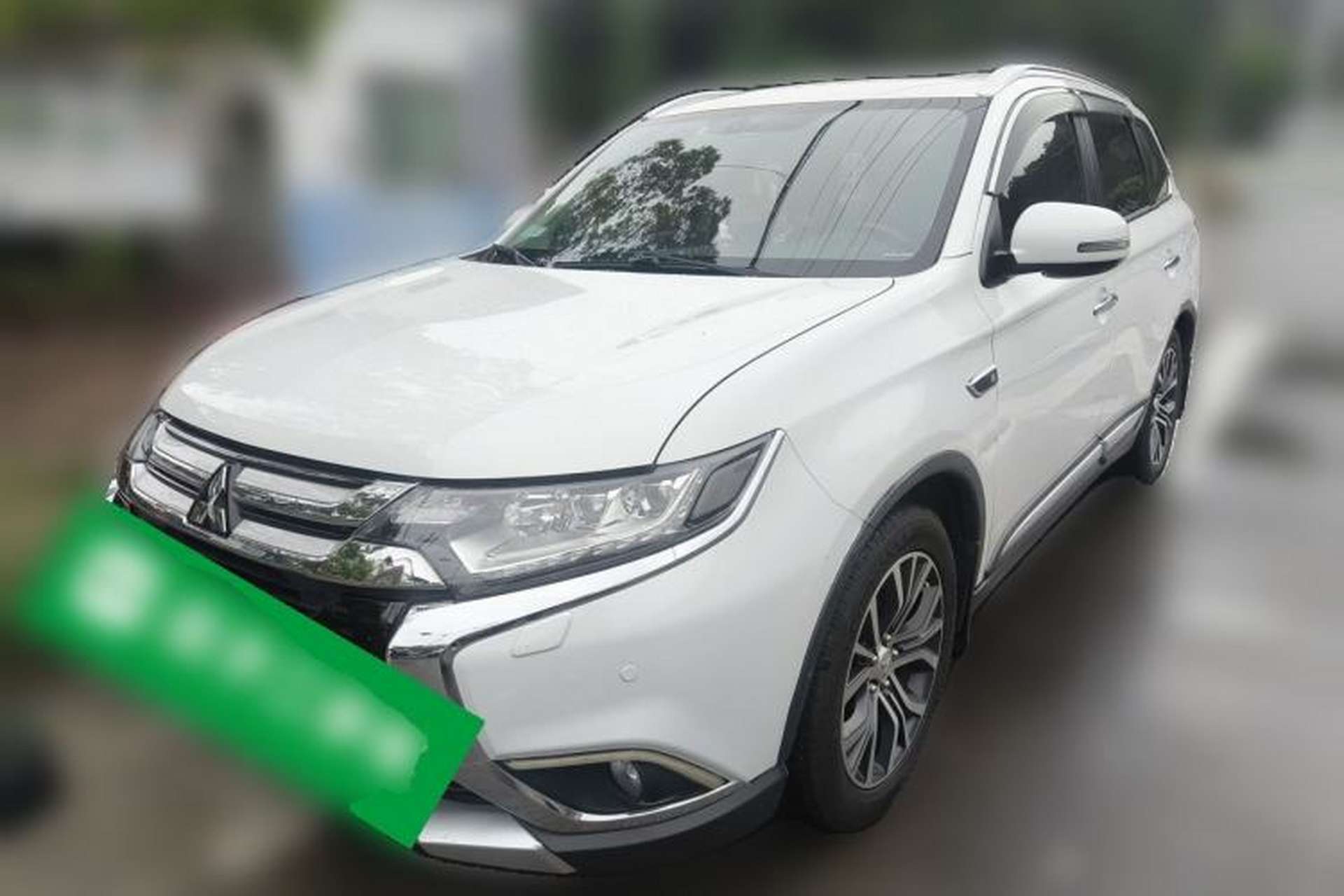 Used Mitsubishi Outlander 2016 2.4L 4x4 Luxury Edition 7-Seater Front Left 45 Deg