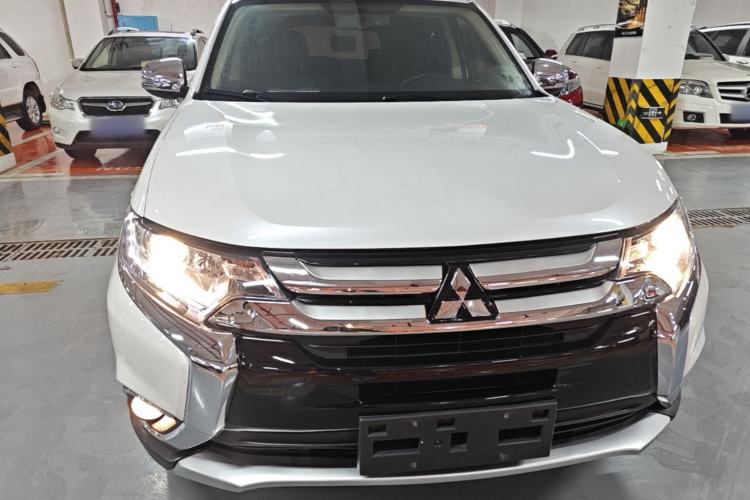 Used Mitsubishi Outlander 2016 2.0L Two-Wheel Drive Value Edition 5 Seats Front