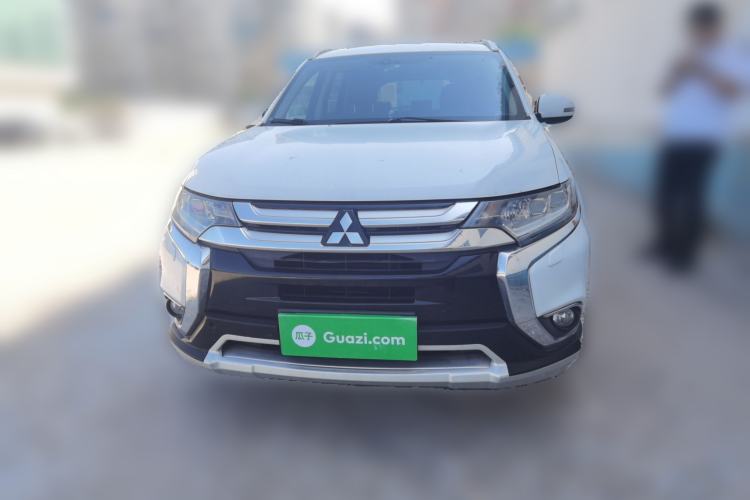 Used Mitsubishi Outlander 2016 2.4L 4x4 Luxury Edition 7-Seater Front