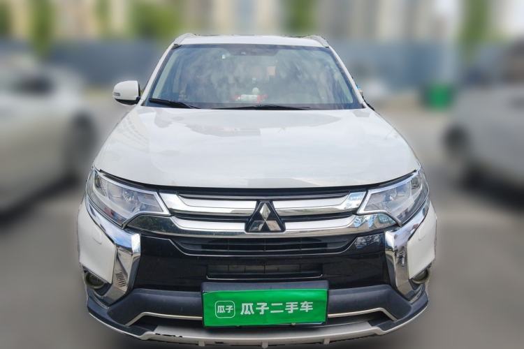 Used Mitsubishi Outlander 2016 2.4L 4x4 Luxury Edition 7-Seater Front
