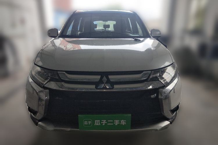 Used Mitsubishi Outlander 2016 2.4L 4x4 Luxury Edition 7-Seater Front