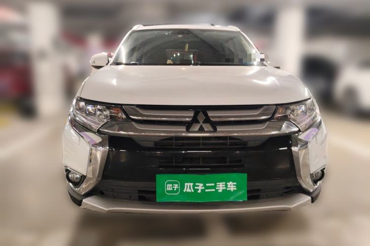 Used Mitsubishi Outlander 2016 2.4L 4x4 Luxury Edition 7-Seater Front
