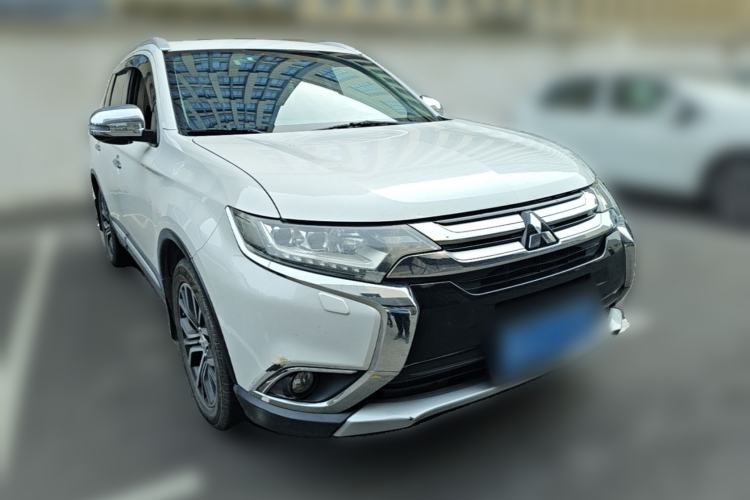 Used Mitsubishi Outlander 2016 2.4L 4x4 Elite Edition 5 Seats Front Right 45 Deg