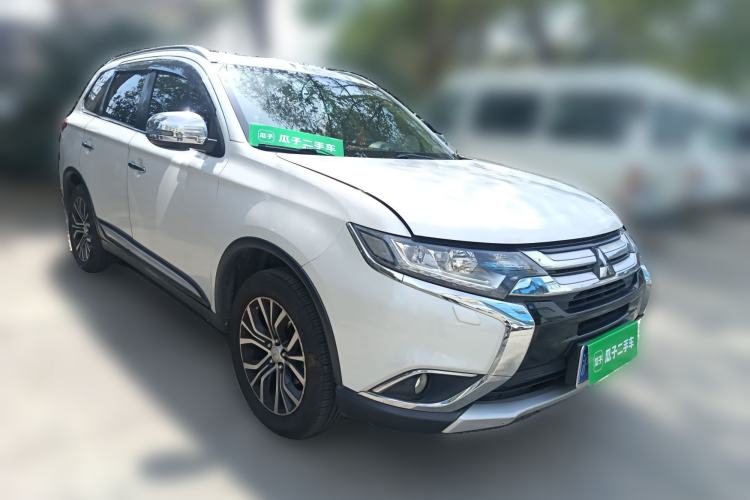 Used Mitsubishi Outlander 2016 2.4L 4x4 Elite Edition 7-Seater Front Right 45 Deg
