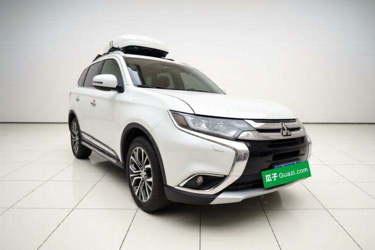 Used Mitsubishi Outlander 2016 2.4L 4x4 Elite Edition 5 Seats Front Right 45 Deg