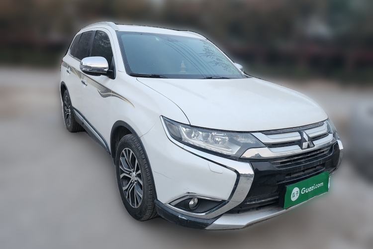 Used Mitsubishi Outlander 2016 2.4L 4x4 Elite Edition 5 Seats Front Right 45 Deg