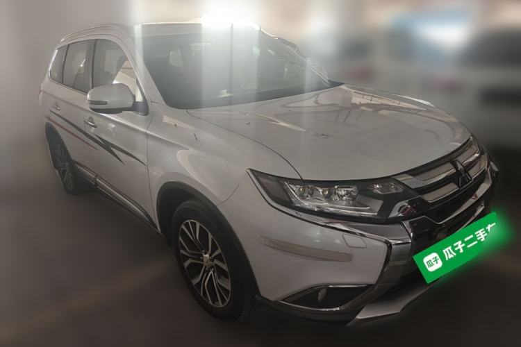 Used Mitsubishi Outlander 2016 2.4L 4x4 Luxury Edition 7-Seater Front Right 45 Deg