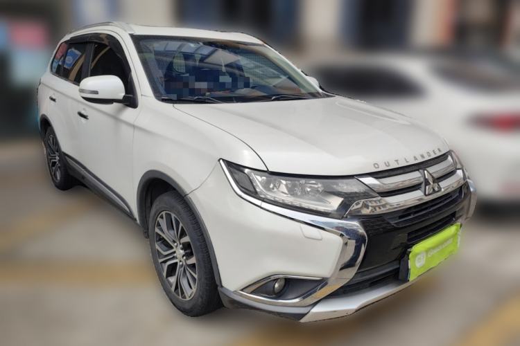 Used Mitsubishi Outlander 2016 2.4L 4x4 Elite Edition 5 Seats Front Right 45 Deg