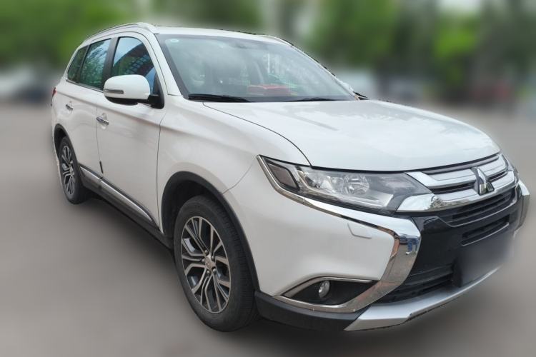 Used Mitsubishi Outlander 2016 2.4L 4x4 Elite Edition 5 Seats Front Right 45 Deg