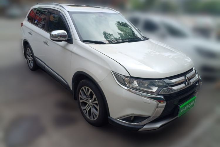 Used Mitsubishi Outlander 2016 2.4L 4x4 Elite Edition 5 Seats Front Right 45 Deg
