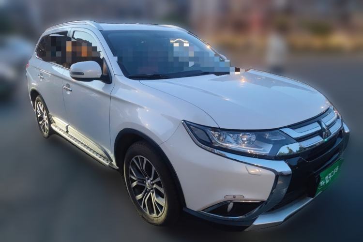 Used Mitsubishi Outlander 2016 2.4L 4x4 Luxury Edition 7-Seater Front Right 45 Deg