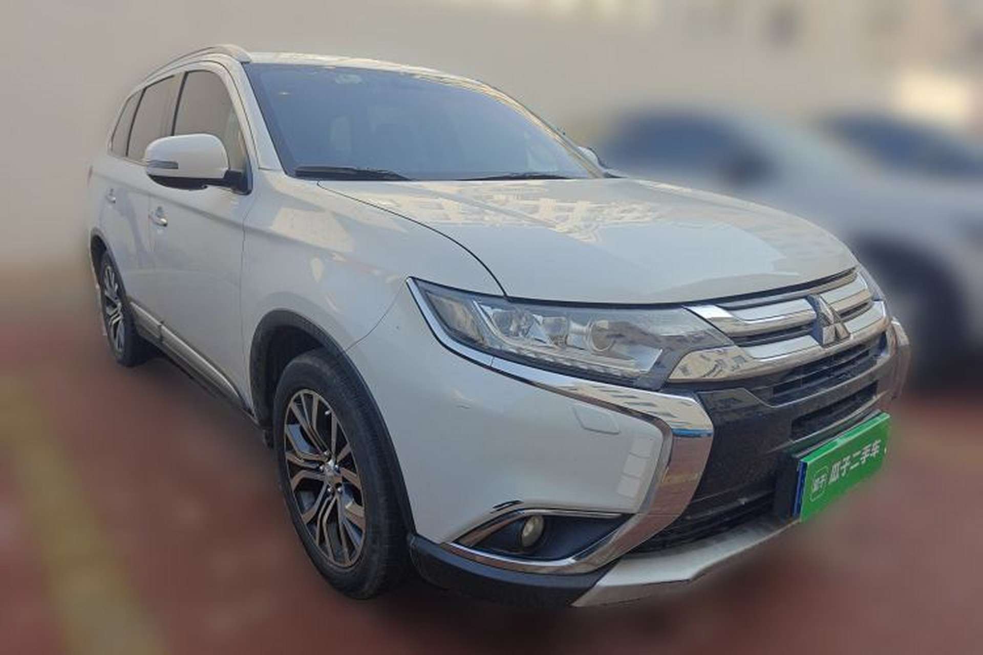Used Mitsubishi Outlander 2016 2.4L 4x4 Elite Edition 5 Seats Front Right 45 Deg