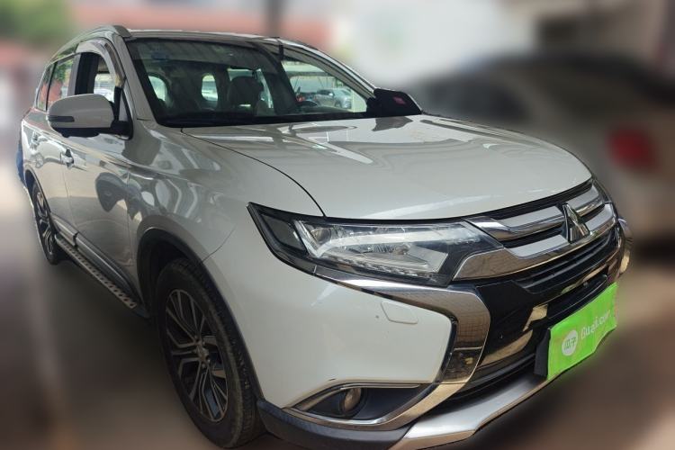Used Mitsubishi Outlander 2016 2.4L 4x4 Elite Edition 5 Seats Front Right 45 Deg