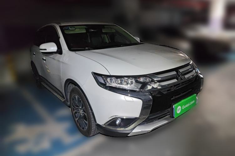 Used Mitsubishi Outlander 2016 2.4L 4x4 Luxury Edition 7-Seater Front Right 45 Deg