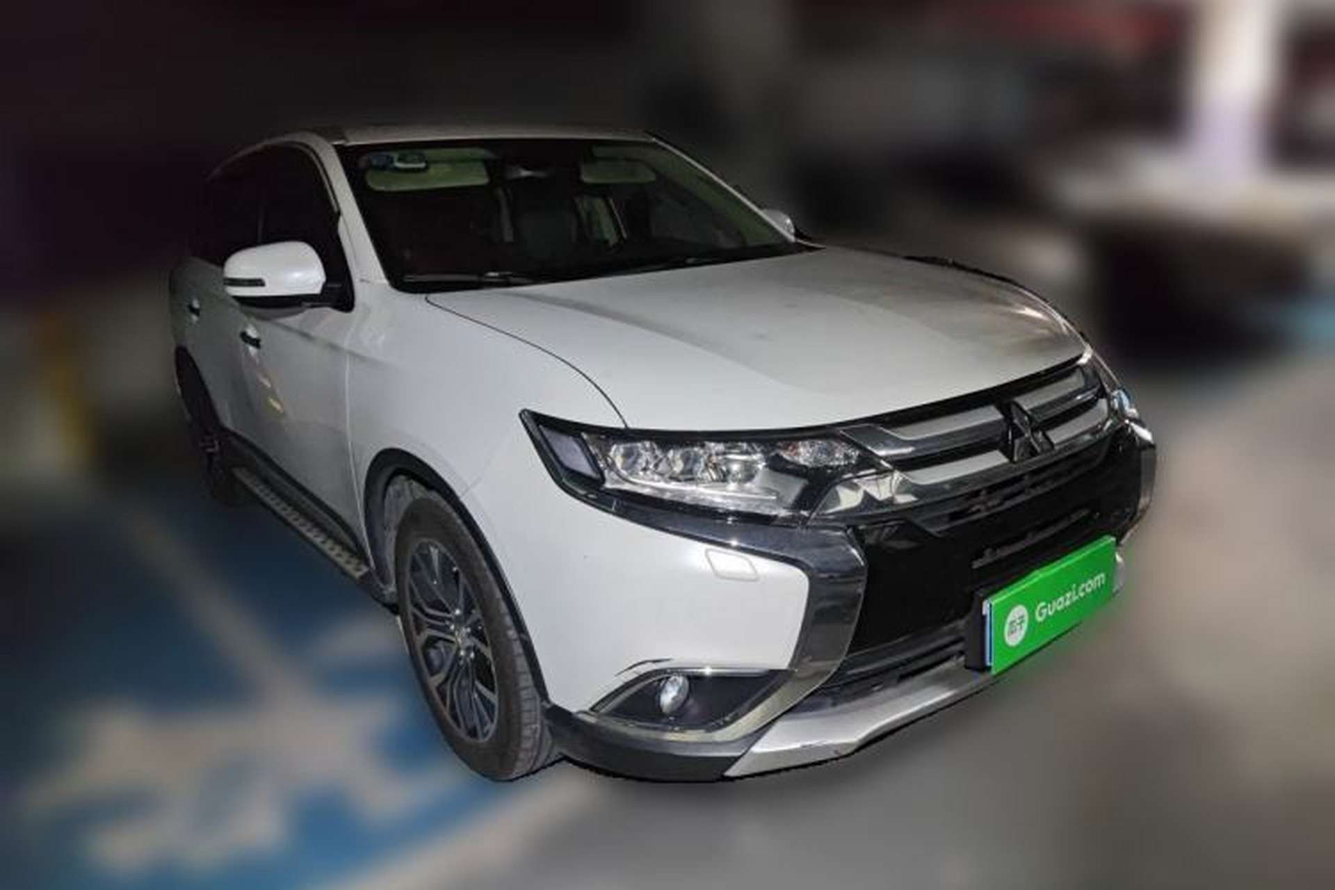 Used Mitsubishi Outlander 2016 2.4L 4x4 Luxury Edition 7-Seater Front Right 45 Deg