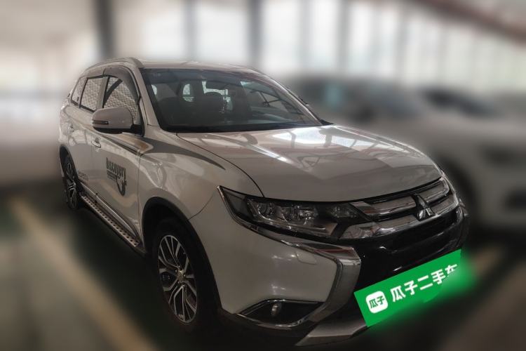 Used Mitsubishi Outlander 2016 2.4L 4x4 Luxury Edition 7-Seater Front Right 45 Deg