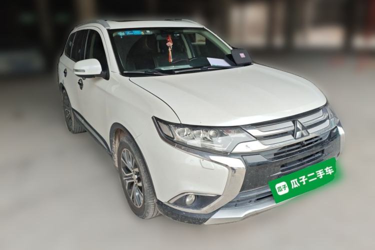 Used Mitsubishi Outlander 2016 2.4L 4x4 Luxury Edition 7-Seater Front Right 45 Deg