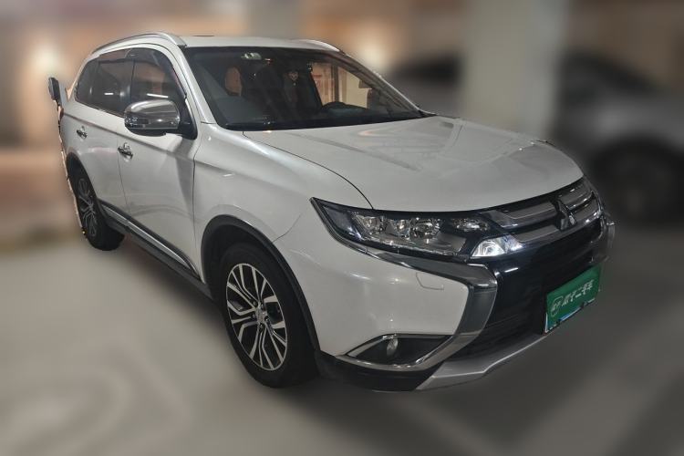 Used Mitsubishi Outlander 2016 2.4L 4x4 Elite Edition 5 Seats Front Right 45 Deg