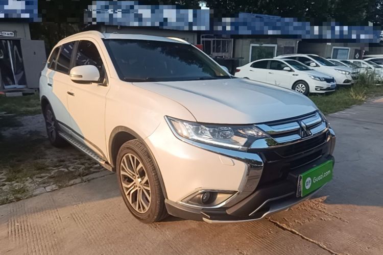 Used Mitsubishi Outlander 2016 2.4L 4x4 Luxury Edition 7-Seater Front Right 45 Deg
