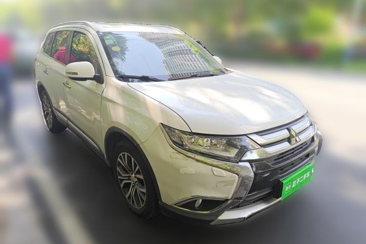 Used Mitsubishi Outlander 2016 2.4L 4x4 Elite Edition 5 Seats Front Right 45 Deg