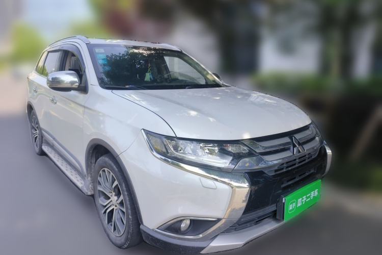 Used Mitsubishi Outlander 2016 2.4L 4x4 Elite Edition 7-Seater Front Right 45 Deg