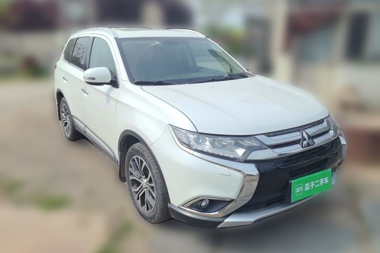 Used Mitsubishi Outlander 2016 2.4L 4x4 Elite Edition 5 Seats Front Right 45 Deg