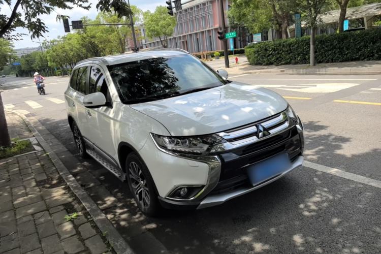 Used Mitsubishi Outlander 2016 2.4L 4x4 Elite Edition 5 Seats Front Right 45 Deg