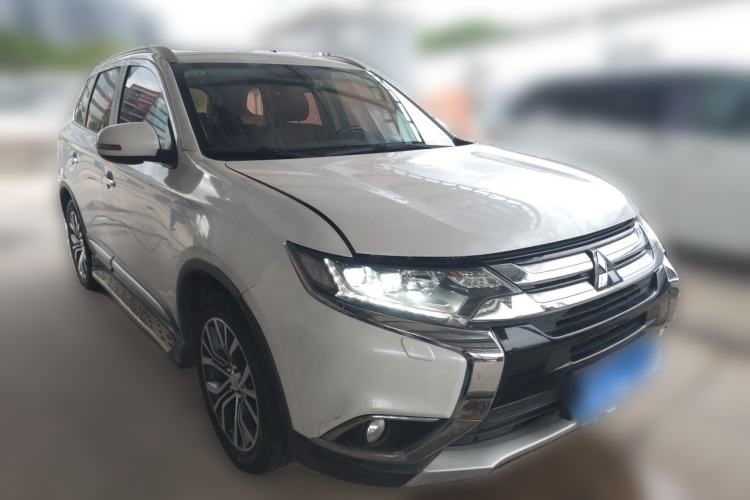 Used Mitsubishi Outlander 2016 2.4L 4x4 Elite Edition 5 Seats Front Right 45 Deg