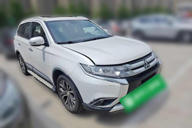 Used Mitsubishi Outlander 2016 2.4L 4x4 Luxury Edition 7-Seater Front Right 45 Deg