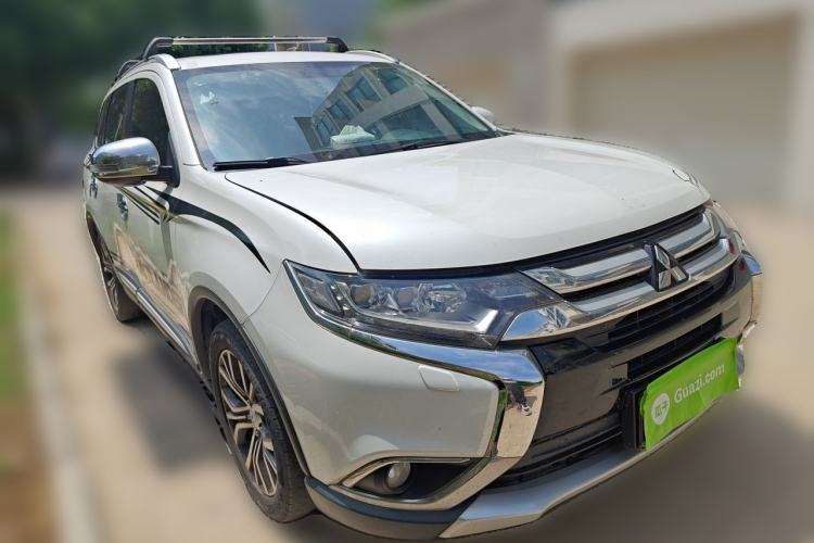 Used Mitsubishi Outlander 2016 2.4L 4x4 Elite Edition 5 Seats Front Right 45 Deg