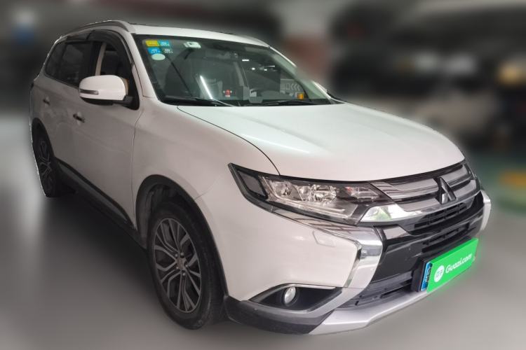 Used Mitsubishi Outlander 2016 2.4L 4x4 Elite Edition 5 Seats Front Right 45 Deg